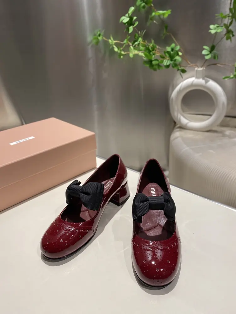 Miu Miu Miu 2025 early spring new British style carved Mary Jane shoes