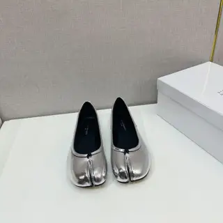 Maison Margiela classic split-toe shoes. Half-support. Comfortable to wear
