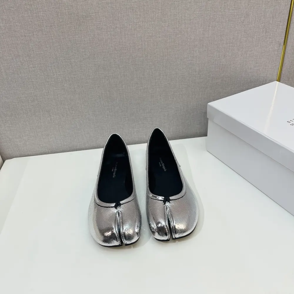 Maison Margiela classic split-toe shoes. Half-support. Comfortable to wear