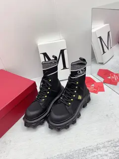 Valentino 2022 autumn and winter latest fashion catwalk Chelsea boots