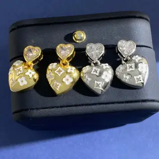 Louis Vuitton heart-shaped diamond pendant old flower diamond four-leaf flower white