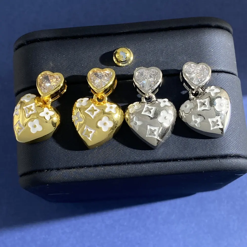 Louis Vuitton heart-shaped diamond pendant old flower diamond four-leaf flower white