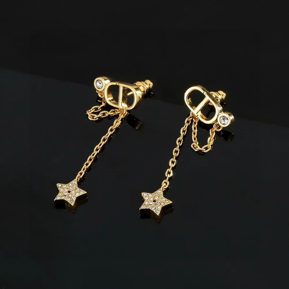 Dior chain star earrings This stylish CD letter is connected to a simple diamond earring
