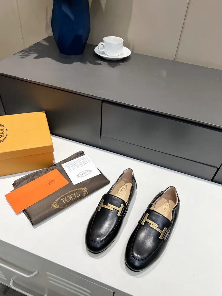 Tods classic T-buckle British style loafers