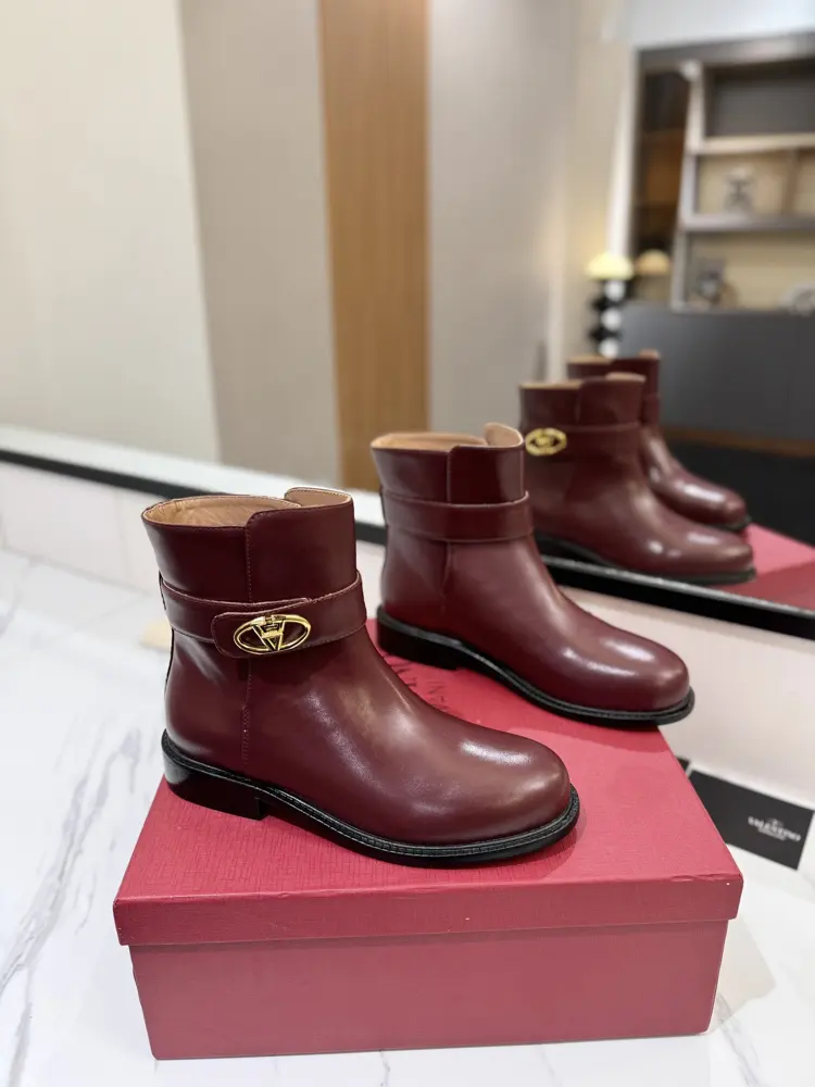 VALENTINO GARAVANIVL -V counter’s latest knight’s short boots V buckle design on the