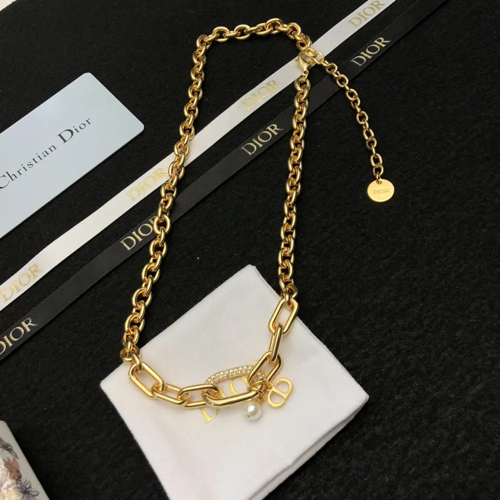 New DIOR necklace Elegant and personalized