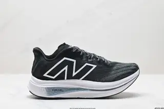New Balance uses ultra-light and breathable 3D knitted mesh material to construct the upper MRCXCA3
