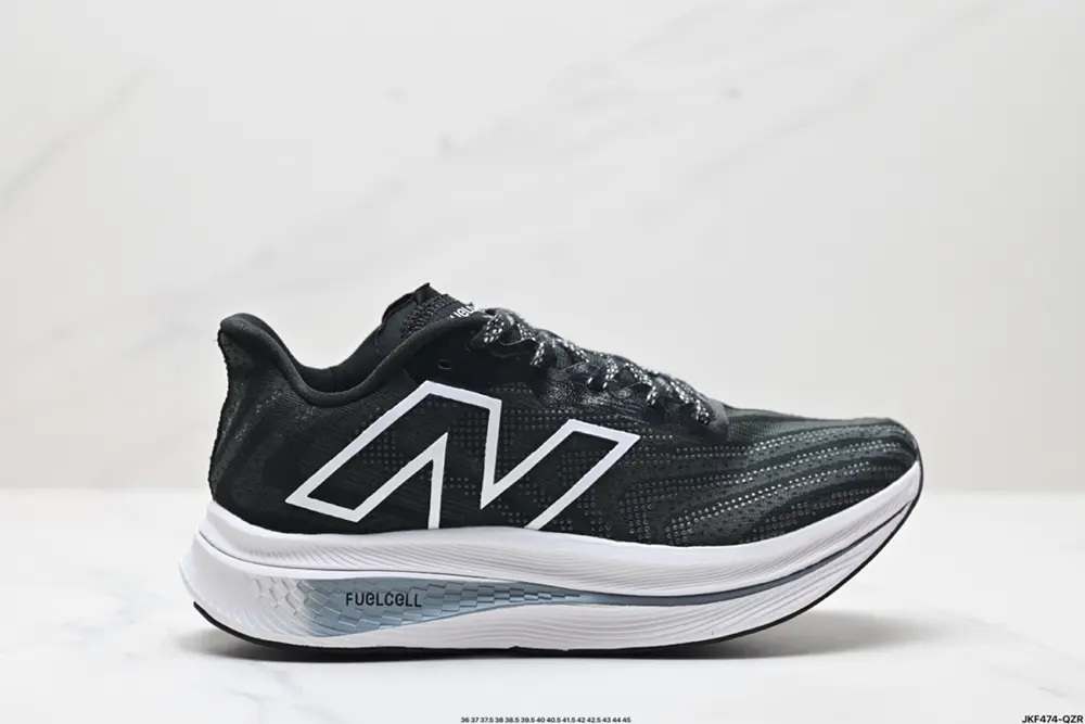 New Balance uses ultra-light and breathable 3D knitted mesh material to construct the upper MRCXCA3