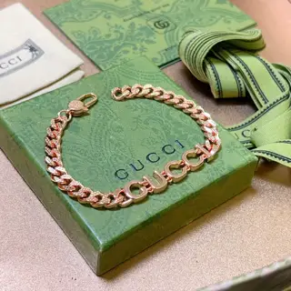 The latest classic Gucci bracelet. Exquisite style and texture. You will understand it at a