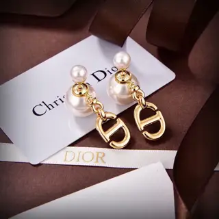 DIOR pearl earrings The same brass material as the counter