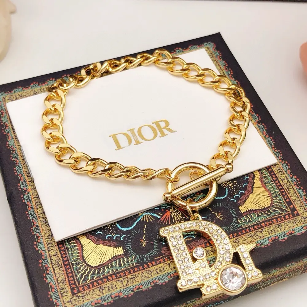 [Dior’s latest model Dior letter diamond bracelet] The same brass material as the counter