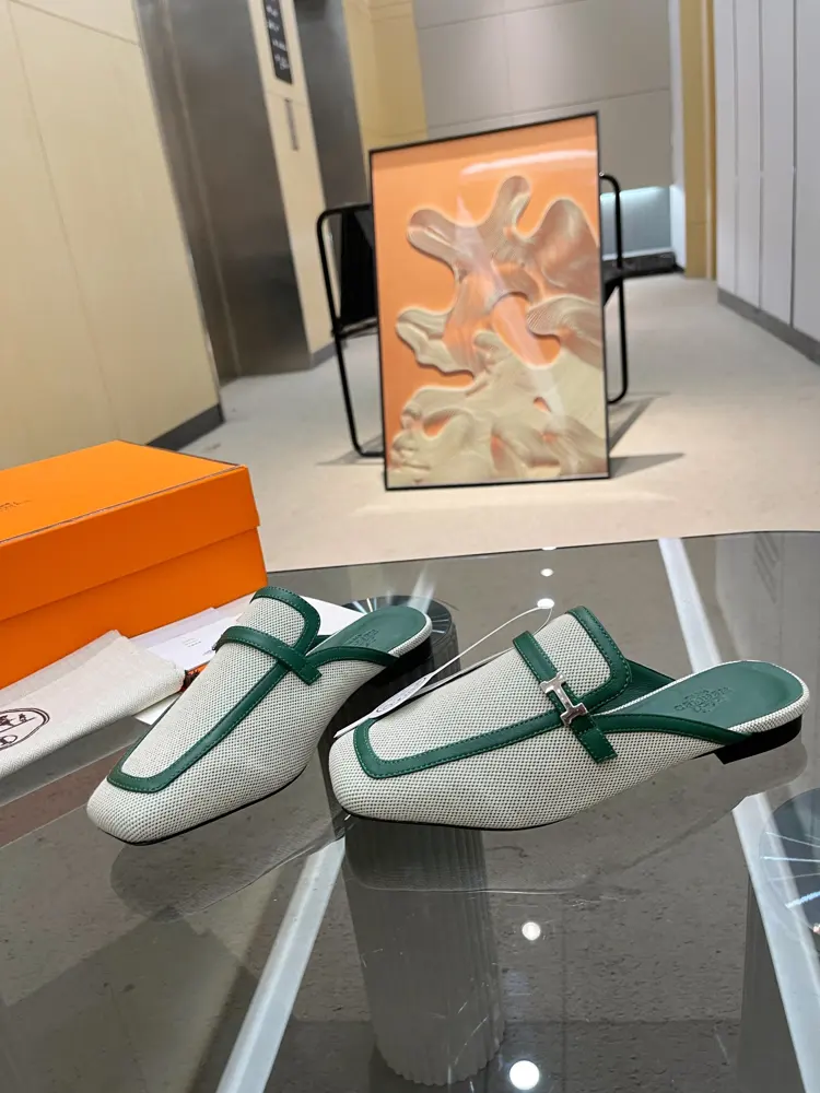 Hermès Spring and Summer Square Toe Half Slippers have a good wrapping feeling