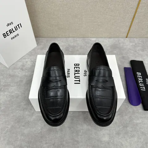 Berluti men’s hand-brushed loafers are shipped. One-step simple driver shoes. Select