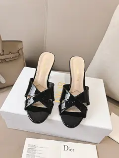 Dior 2024 Early Spring Pearl Heel Cross Slippers are very high-end