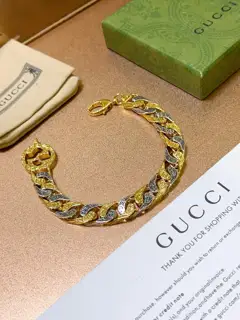 The latest classic Gucci bracelet. Exquisite. Both the style and the texture are absolutely