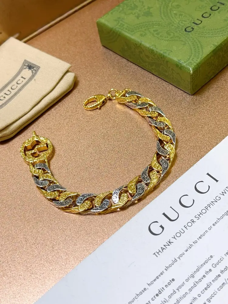 The latest classic Gucci bracelet. Exquisite. Both the style and the texture are absolutely