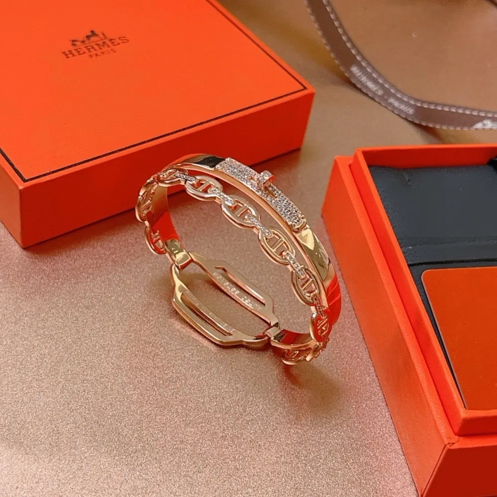 Hermes bracelet It really tests the craftsmanship of the master. To ensure the details are