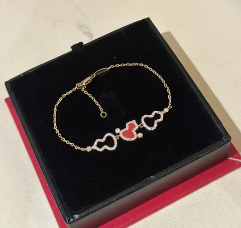 Qeelin’s WULU series three gourds red agate hollow bracelet gourd has the meaning of “good