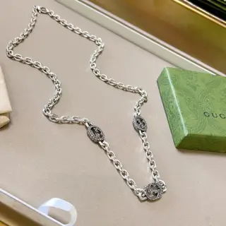 The latest Gucci necklace with a higher grade chain. The same style as the stars. Anger