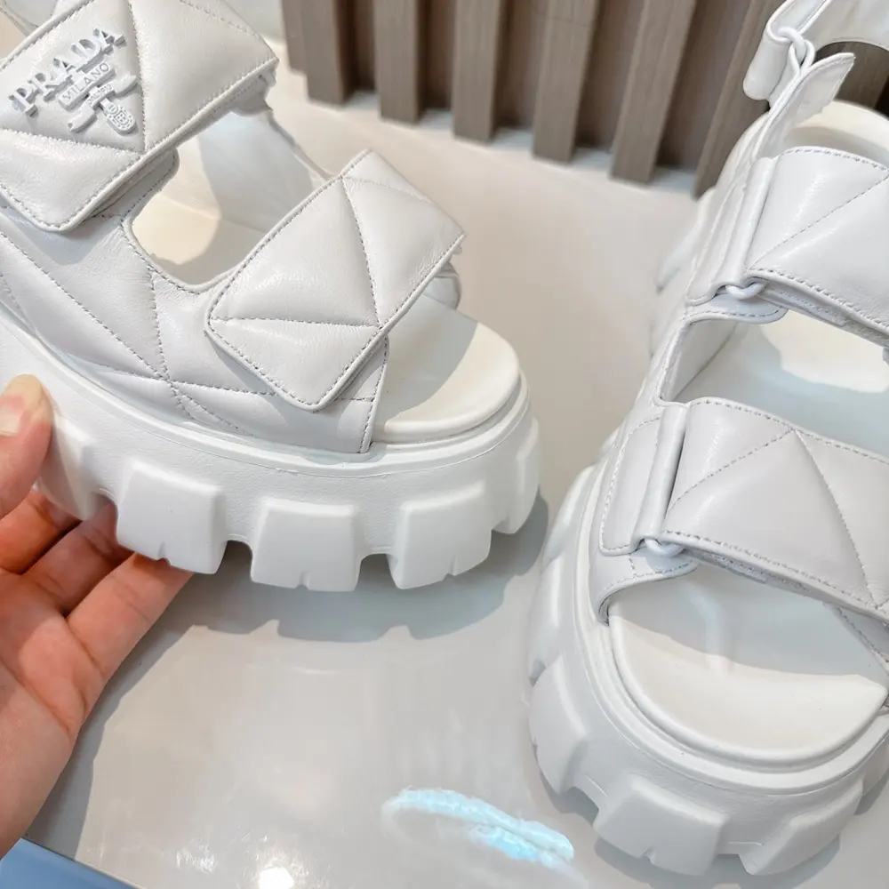 Prada new sandal series thick-soled sandals This is a must-have for summer. Soft and