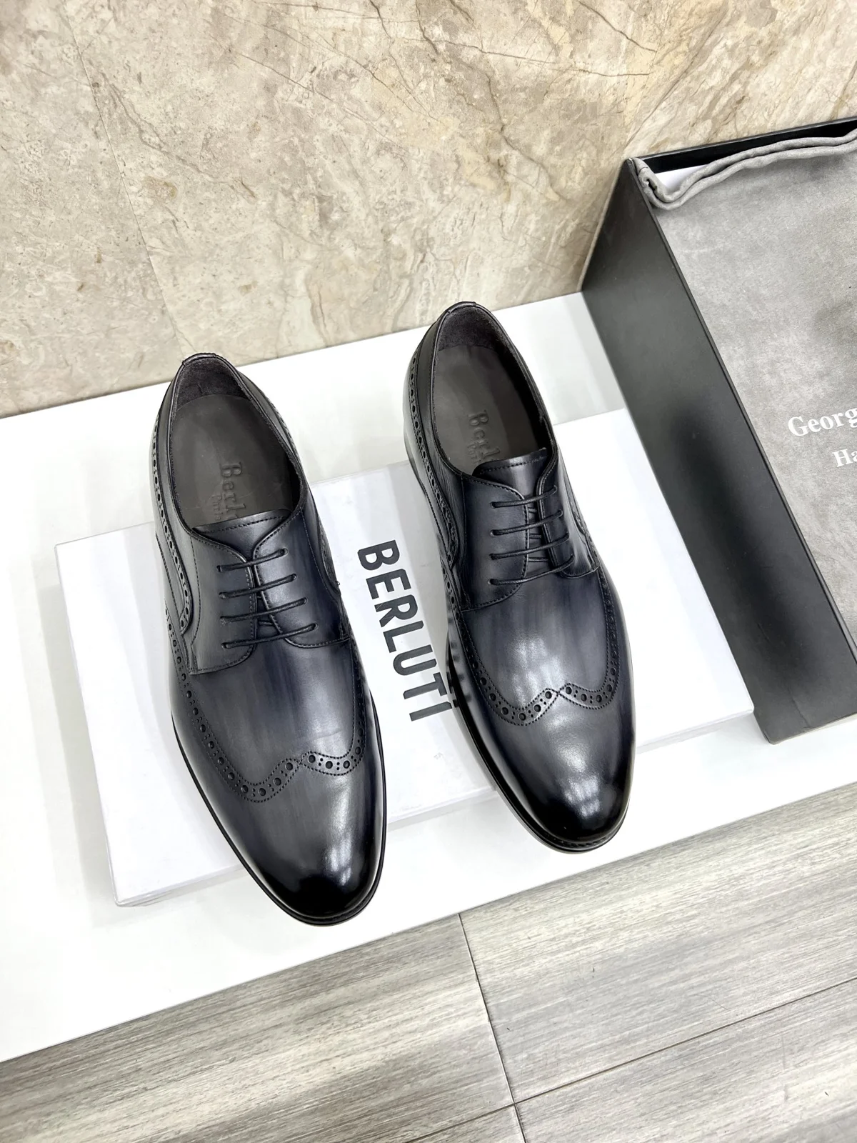 Berluti men’s hand-brushed formal leather shoes are shipped. Selected high-quality imported