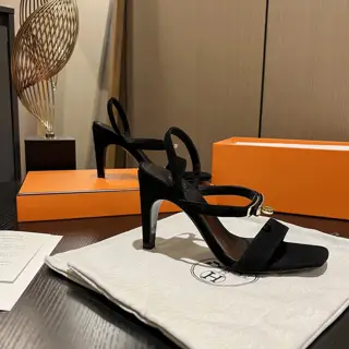 Continue the classic Hermes Classic H High Heel Sandal Series——————————Fashionable