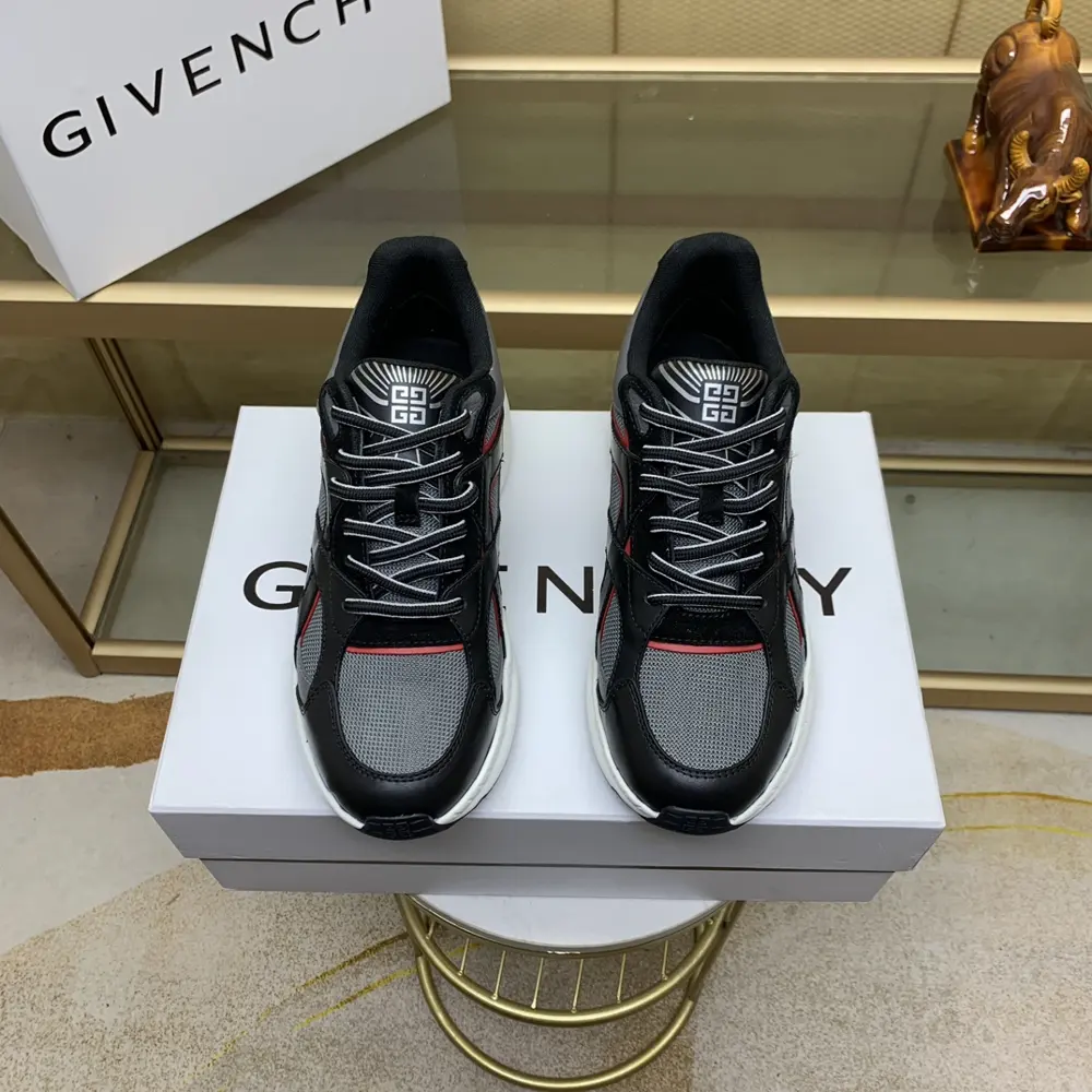 Givenchy men’s low-top jogging sneakers