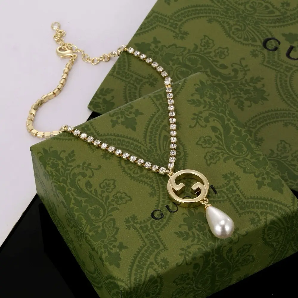 Gucci pearl necklace Choose a few pieces of jewelry to embellish your beauty. I have been