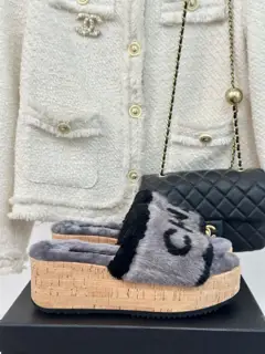 Chanel classic letter wood grain thick sole fur slippers
