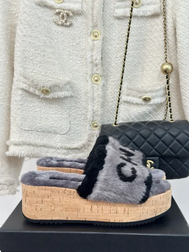 Chanel classic letter wood grain thick sole fur slippers