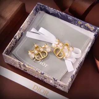 DIOR letter pearl earrings The same brass material as the counter