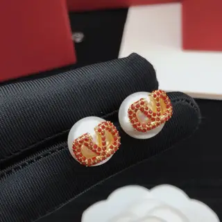 Valentino pearl earrings in V shape with diamonds in red