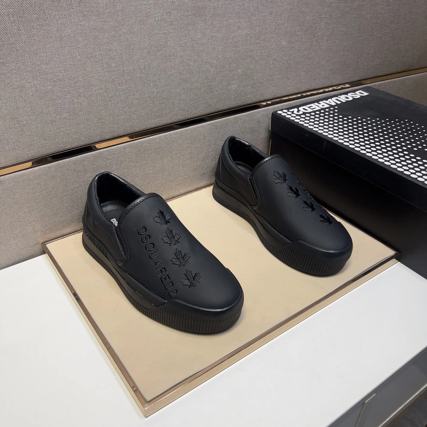 DSQUARED2 couple casual shoes 2024z cabinet simultaneous sale 1 color The upper