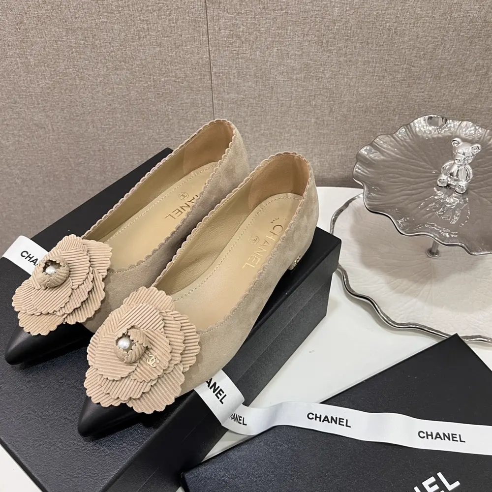 Chanel 2024 Early Fall new Chanel Pointed Toe Pearl Camellia Flat Shoes