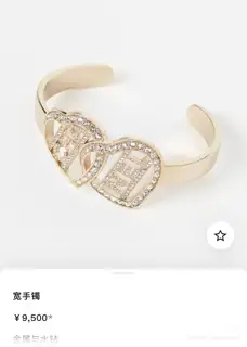 Chanel Double Heart Bracelet The collision of heart shape and diamonds is so beautiful