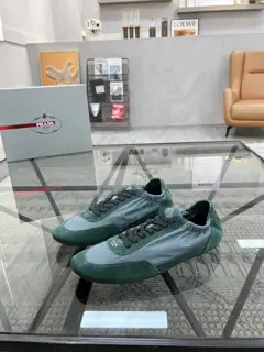 Prada casual shoes series are sold at the counter at the same time. Original configuration