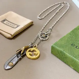 The latest Gucci necklace with a higher-end chain. The same style as the stars. Anger