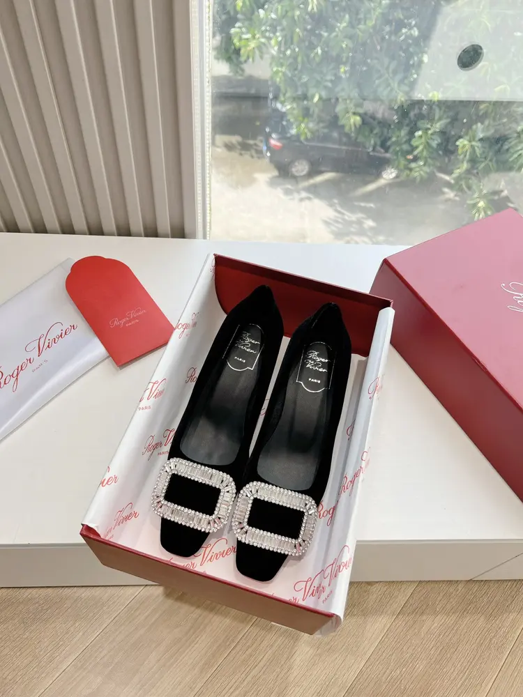 Roger Vivier’s latest square-buckle rhinestone ballet shoes series. Double diamond buckle