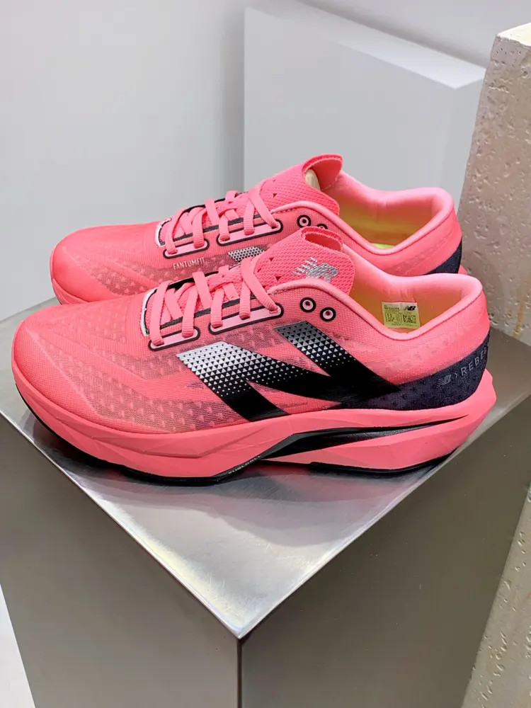 New Balance uses ultra-light and breathable 3D knitted mesh yarn material to construct the