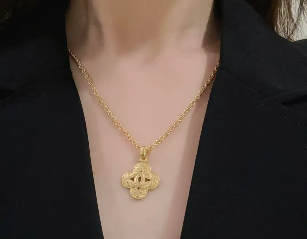 Chanel 5-shaped pearl necklace