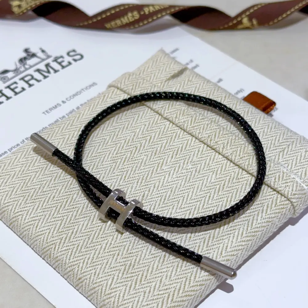 Hermès bracelet Bracelets are a real test of the craftsmanship of the craftsman. To ensure