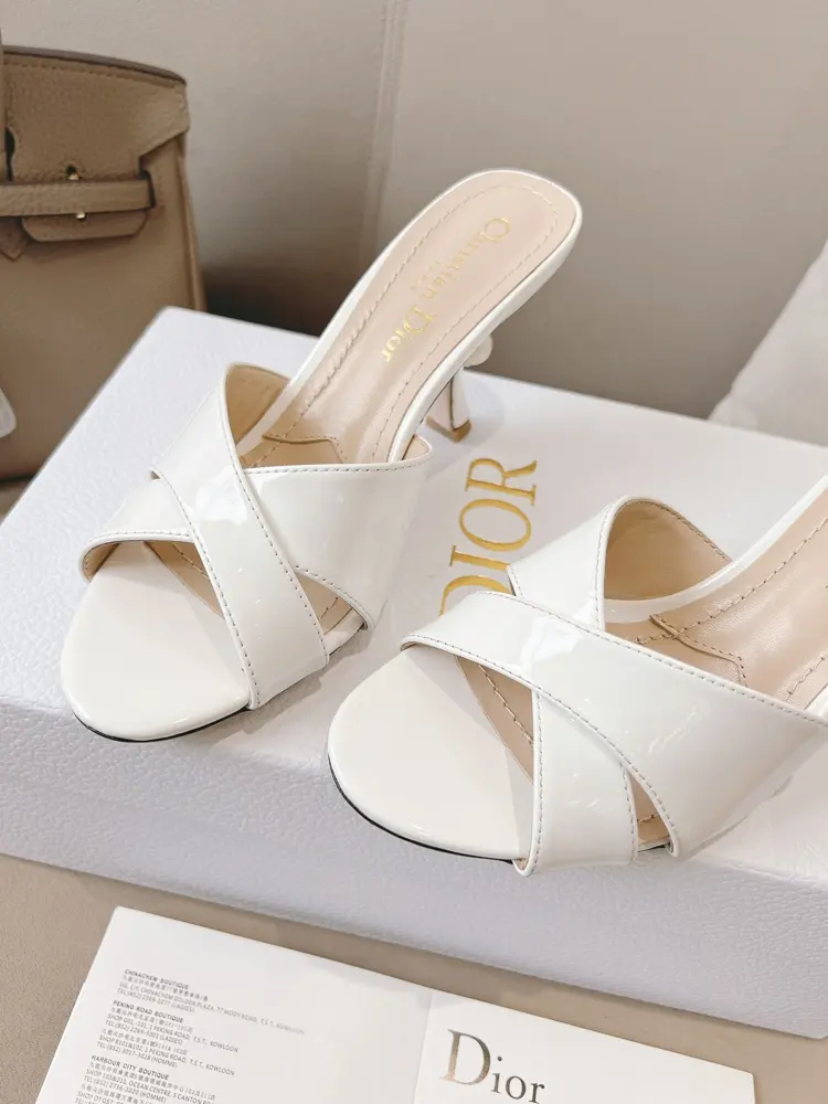 Dior 2024 Early Spring Pearl Heel Cross Slippers are very high-end