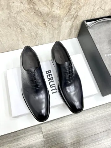 Berluti men’s hand-brushed formal leather shoes are shipped. Selected high-quality imported