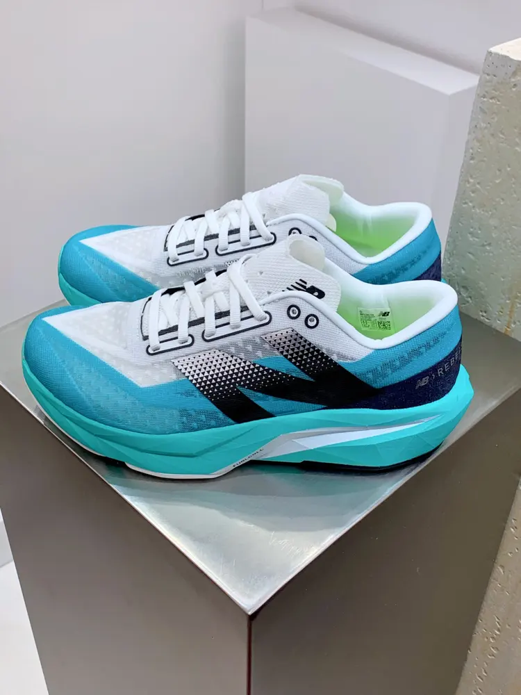 New Balance uses ultra-light and breathable 3D knitted mesh yarn material to construct the