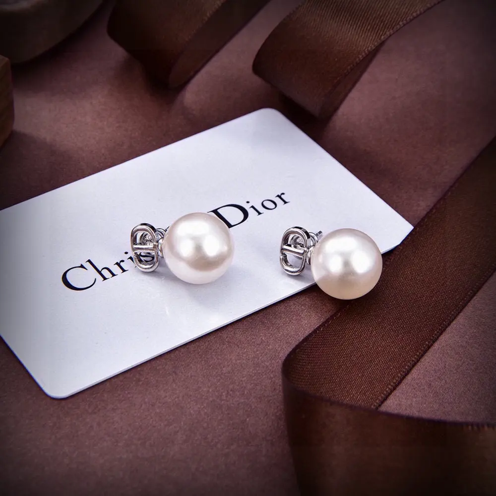 Dior new style Dior new bee earrings loved by all the top brands. The metal texture