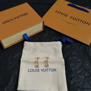 Louis Vuitton classic round natural white mother-of-pearl earrings