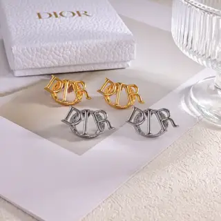 Dior necklace earrings new models are on sale at the counter