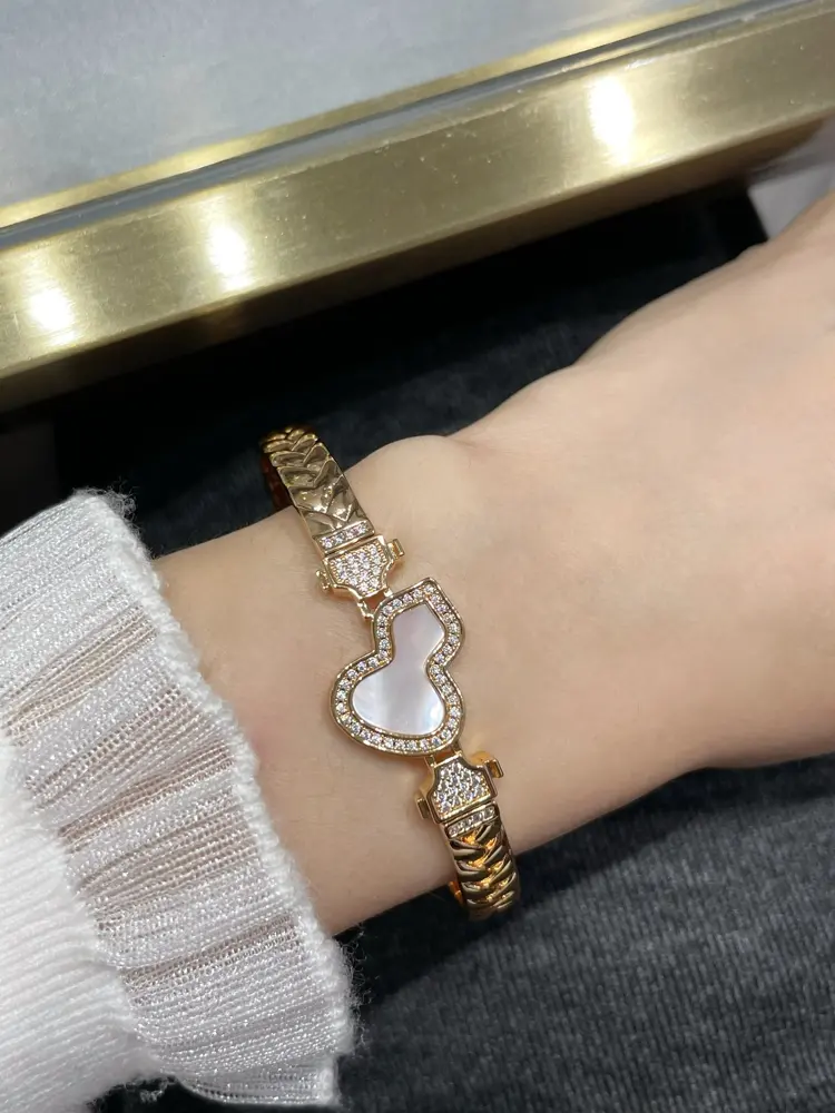 Qeelin Qilin Red Gourd with Heart-shaped Bracelet