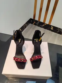 Balmain’s latest spring and summer catwalk original metal buckle high-heeled sandals