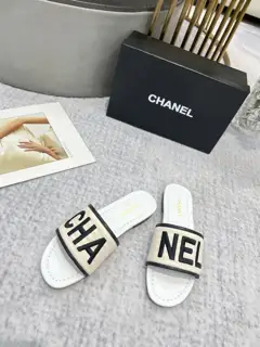 CHANEL uses three-dimensional electric embroidery technology on the upper